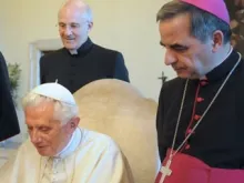  O Papa com o Arcebispo Angelo Becciu