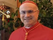 Cardeal Tarcisio Bertone com o brasão da câmara apostólica