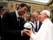 Gianluigi Buffon e o Papa Francisco.