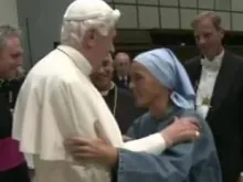 O Papa Bento XVI abraça a irmã Verônica Berzosa