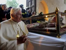  Papa Bento XVI visita relíquias de São Celestino V