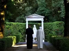 O Papa Emérito e seu secretário pessoal em Castel Gandolfo rezam ante uma imagem da Virgem