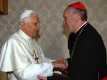 Bento XVI junto ao atual Papa Francisco, quando era Cardeal.
