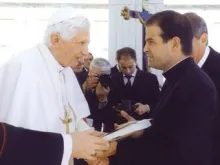 O Papa recebe do Pe. Ricardo Reyes seu livro sobre liturgia