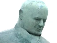 O novo rosto da escultura de João Paulo II