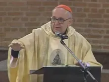 O então Cardeal Jorge Mario Bergoglio celebra uma Missa durante a V Conferência em Aparecida.