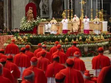 Papa Emérito Bento XVI e os cardeais em São Pedro