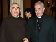Frei Berislao Ostojic e o então Cardeal Jorge Mario Bergoglio