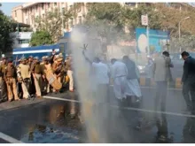 A polícia lança jatos de água suja nos cristãos que participavam da marcha