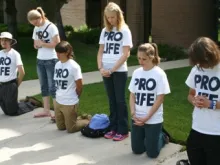 Um grupo do Crossroads reza ante uma clínica abortista no EUA