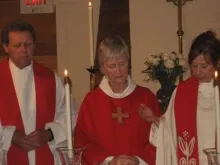   Roy Bourgeois na "Missa" de 2008 de "ordenação" de uma mulher