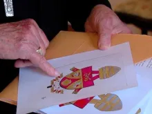 Cardeal Andrea Cordero Lanza di Montezemolo mostra seu desenho.