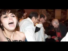 Uma imagem do ataque do Femen contra o Cardeal Rouco (Captura Youtube)