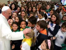 O Papa com um dos grupos dos milhares de alunos de jesuítas que recebeu hoje