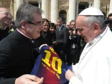 Papa Francisco recebe a camiseta do craque argentino Lionel Messi.