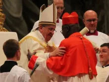 Papa Francisco e o Cardeal Philippe Nakellentuba Ouédraogo.