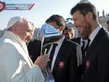 Papa Francisco recebe a Taça do Campeonato Argentino:
