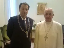   Papa Francisco junto ao Dr. José Maria Simón Castellví