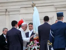 Papa Francisco aos pés da imagem original da Virgem de Fátima.