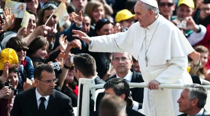 ppfranciscomultitud17042013.jpg ?? 