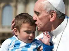 O Papa beija uma criança na audiência geral de hoje