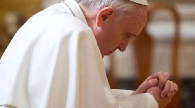 ppfranciscorezando290413.jpg ?? 