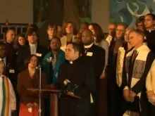 Joseph Palacios diante do microfone (captura Youtube)