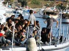 Imigrantes chegando à ilha de Lampedusa.