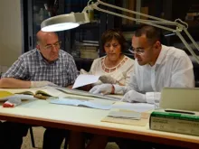 Análise do manuscrito da terceira parte do segredo de Fátima, no Arquivo da Congregação para a Doutrina da Fé.