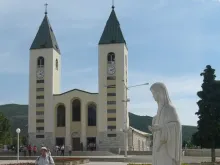 Imagem da Rainha da Paz e a Igreja de Medjugorje.