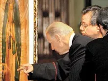 Biden observa a imagem da Virgem do Guadalupe