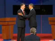  Barack Obama e Mitt Romney antes de iniciar o debate (imagem tomada do Youtube)