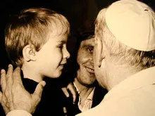 Paul e Jakob Badde com o hoje Beato João Paulo II, em novembro de 1980.