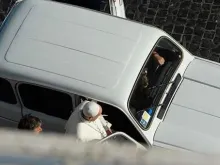 O Papa Francisco subindo no carro que recebeu de presente
