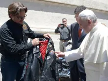 O Papa Francisco recebendo os presentes na quarta-feira