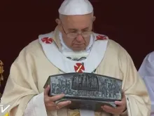 Papa Francisco segurando as relíquias de São Pedro. Imagem: Captura Youtube