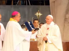 Durante a JMJ, o Arcebispo do Rio deu de presente um cálice ao Papa na Missa com os bispos e sacerdotes na catedral local