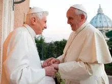 Bento XVI e o Papa Francisco em um de seus encontros