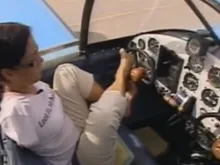 Jessica Cox pilotando seu avião