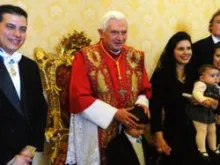 Fernando Sánchez, sua esposa Milagro e seus filhos Fernando Felipe e Maria Pia com o Papa