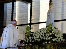 O Cardeal Policarpo consagra o pontificado do Papa Francisco à Virgem da Fátima em Portugal