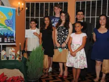 Prof. Martín Ugarteche (dir.) e alguns dos premiados no X concurso Histórias de Natal