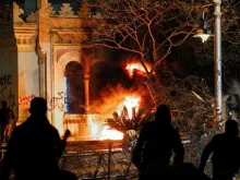 Enfrentamento de manifestantes com bombas molotov e polícia no exterior do palácio presidencial a inícios de 2013.