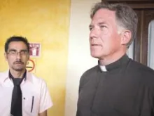 Pe. Robert Coogan, fundador de São Elredo (na foto à direita)