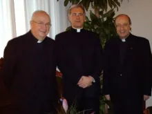 Pe. Fernando Vérgez (esquerda), Dom Renato Boccardo (ao centro) e Pe. Silvio Sassi.