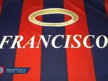  A camiseta que dará de presente São Lorenzo ao Papa