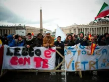 Os fiéis em São Pedro à espera das fumatas
