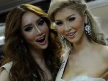 O transexual Jenna Talackova (direita)