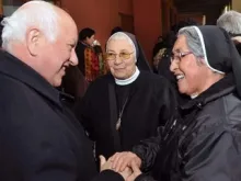 Dom Ricardo Ezzati conversa com duas religiosas após a Missa de ontem