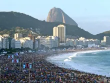 Milhões de jovens na Praia de Copacabana para participar da Vigília da JMJ.